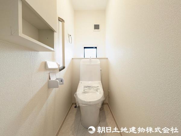 ＜トイレ＞１階３階ウォッシュレット付きトイレです。 【内外観】トイレ