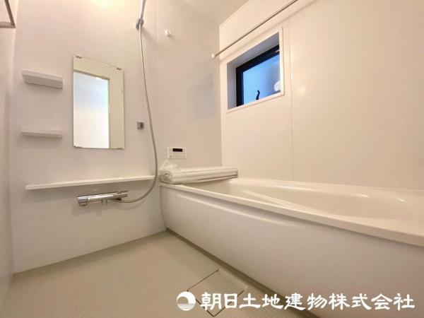 白を基調とした清潔感のあるバスルーム！ 【内外観】浴室