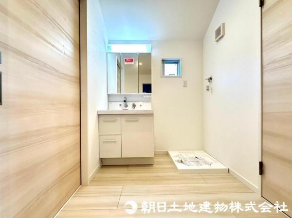 ゆとりある空間で快適にお使いいただけるバスルーム。 【内外観】洗面台・洗面所