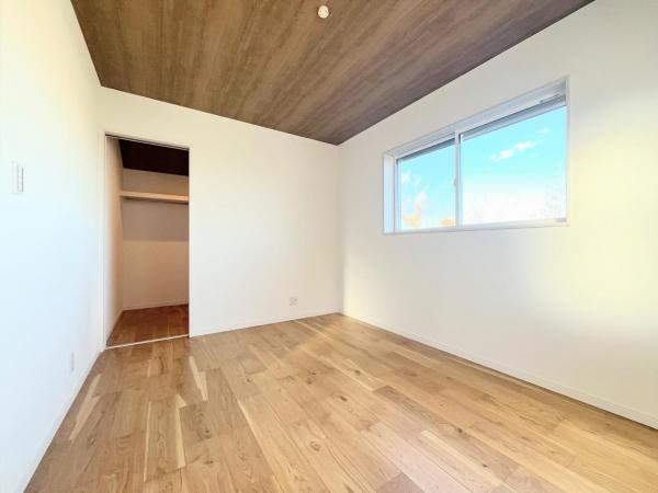 【居室】シンプルな内装なのでお部屋の模様替えや家具の配置を考えるのも楽しみになります 【内外観】リビング以外の居室