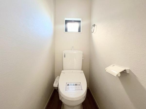 毎日頻繁に利用する大切な空間だからこそインテリアのコーディネートはこだわりたいですね。スタイリッシュなシャワートイレ。 【内外観】トイレ