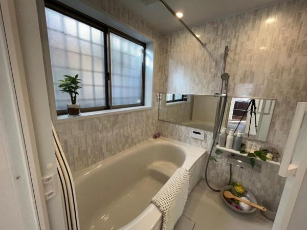 【浴室】高級感の感じられるカラーリングで、清潔な空間美を実現。１日の疲れが癒される贅沢な時間を堪能できるゆとりある空間です。