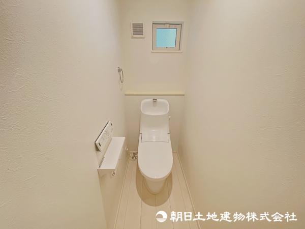1階・3階にウォシュレット付トイレをご用意！清潔感のある快適な空間です！ 【内外観】トイレ