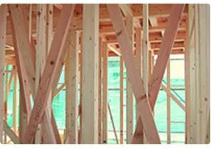 【木造軸組み工法】　土台、柱、梁などの住宅の骨格を木の軸で造る工法で、床には構造用合板を使用するなど、強い耐震性・耐久性を発揮しています。 【構造】構造・工法・仕様