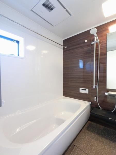 浴室は茶色のアクセントパネルが落ち着いた雰囲気です。 【内外観】浴室