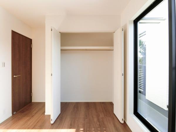クローゼットは天井までの大容量。いつでもスッキリとしたお部屋でお客様をお迎えできます。 【内外観】収納