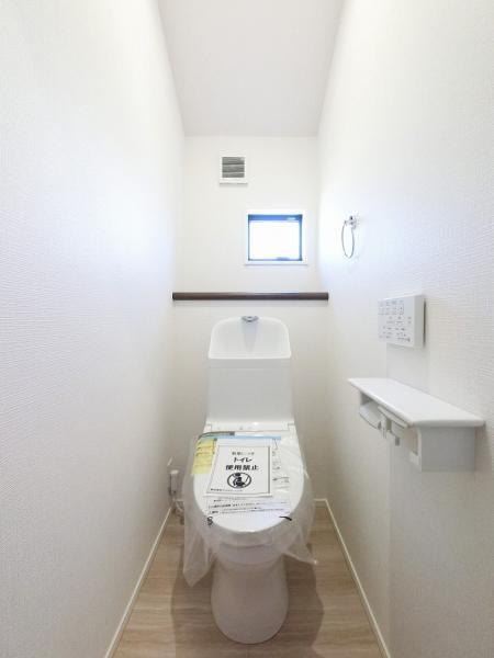 トイレ（2階)には窓がありますので換気に便利です。 【内外観】トイレ
