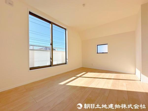 窓から差し込む暖かな陽光のある洋室！大き目のベッド配置可能で主寝室におすすめ！ 【内外観】リビング以外の居室