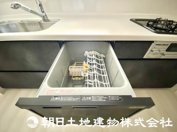 ビルトイン食洗機は、作業台が広く使え、節水や節電機能も充実しています 【内外観】キッチン