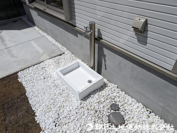 ＜立水栓＞洗車に便利な立水栓がお庭にあります。 【内外観】庭
