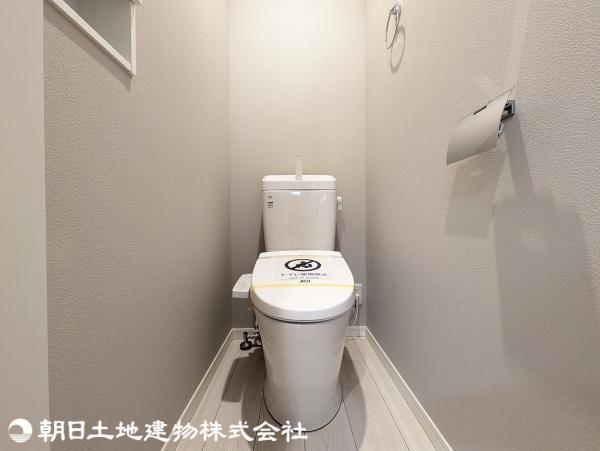 ＜トイレ＞１階２階ウォッシュレット付きトイレです。 【内外観】トイレ