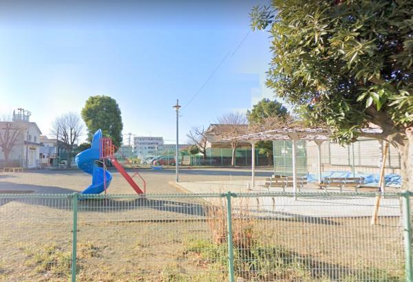 【門沢橋第一児童公園】130ｍ　穴場の公園で遊具はブランコと鉄棒、砂場があります。広いので走りまわったりボール遊びもできます。 【周辺環境】公園