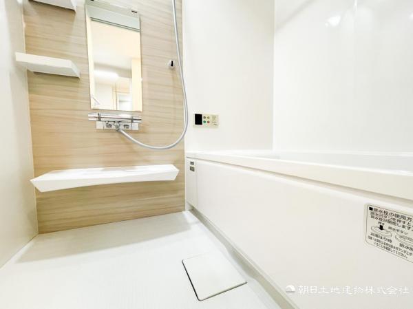 落ち着いた色合いの壁面、ゆっくりゆったり寛げるバスルーム。 【内外観】浴室