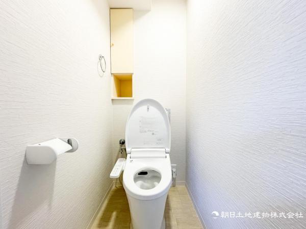 清潔感のある白を基調とした落ち着ける空間 【内外観】トイレ