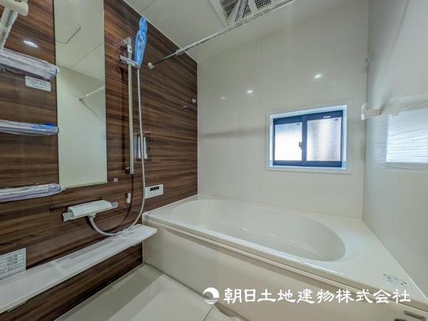 【浴室】近年の浴室は楽に手軽に掃除ができるよう配慮されています 【内外観】浴室