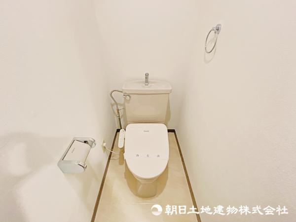 シャワートイレを新規交換。白でまとめられた清潔感のある快適な空間です！ 【内外観】トイレ