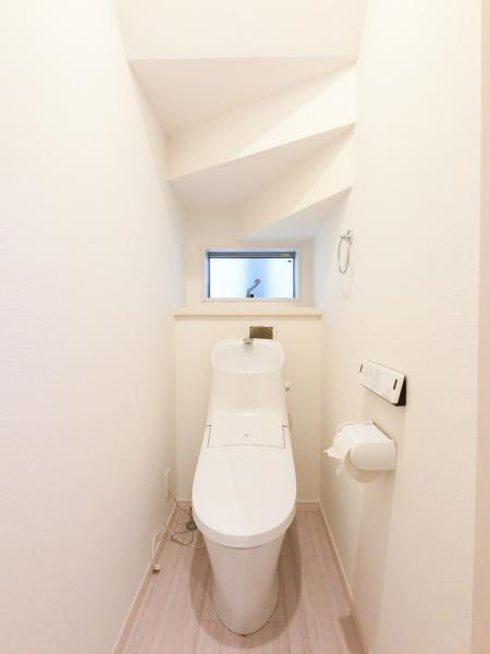 １階のトイレには窓があり換気に便利です。 【内外観】トイレ