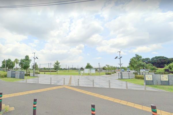 【綾瀬スポーツ公園】　非常に設備の整ったスポーツ公園です。スポーツのみならず地域の人々のふれあいと憩いの場所として最適です。 【周辺環境】公園