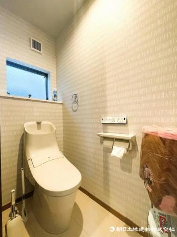 使いやすくお手入れのしやすい壁付リモコンタイプのシャワートイレ 【内外観】トイレ