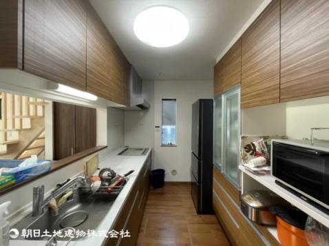 たっぷりの収納スペースでスッキリ片付くシステムキッチン、食洗機やＩＨクッキングヒーターなどグレードの高い仕様で家事効率もＵＰ 【内外観】キッチン