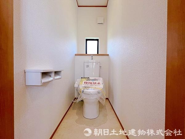 汚れがつきにくく落ちやすい、洗浄力に優れた洗浄機能付トイレ(2階) 【内外観】トイレ