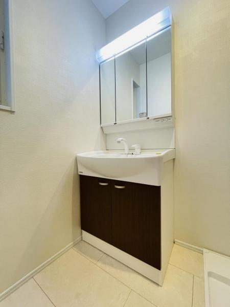 【収納豊富な三面鏡化粧台】左右の鏡を開いて三面鏡としても使える大型の鏡を設置。鏡の裏には、洗面用具などを機能的に収納できるスペースを設けています。 【内外観】洗面台・洗面所