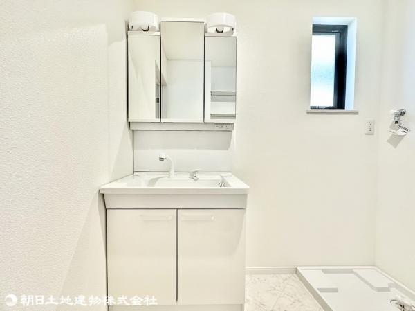 広々とした三面鏡・シャンプードレッサー付きの洗面化粧台で一日のはじまりを爽やかに迎えられます。 【内外観】洗面台・洗面所