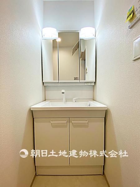 収納力と機能性に優れ、お手入れラクラク三面鏡洗面化粧台です。朝の身だしなみもバッチリですね。 【内外観】洗面台・洗面所