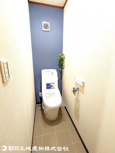 1・2階とも温水洗浄機能付きの便座トイレに新規交換致しました。 【内外観】トイレ