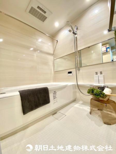 １坪以上広さを設けた浴室でゆったりバスタイム 【内外観】浴室