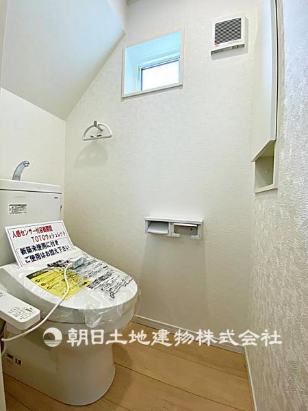 【本分譲地10号棟写真】トイレ 【内外観】トイレ