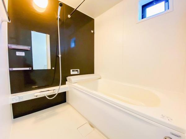 1坪以上の浴室です。足を伸ばしてゆったりバスタイム。フルオートバス・浴室乾燥機付です。 【内外観】浴室