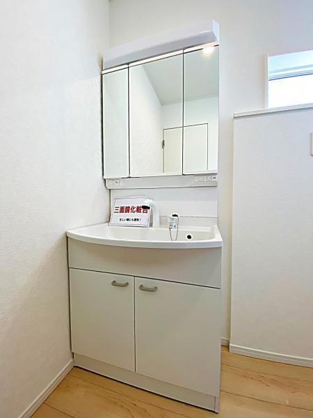 収納力と機能性に優れ、お手入れラクラク三面鏡洗面化粧台です。朝の身だしなみもバッチリですね。 【内外観】洗面台・洗面所