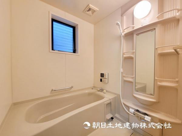 【浴室】窓のあるバスルームは明るく気持ちの良い空間です！！　換気環境も良好。掃除もスムーズに出来ます 【内外観】浴室