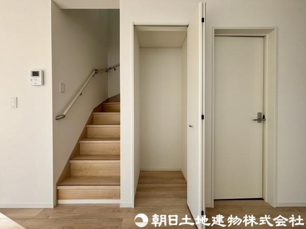 階段下の収納スペースはライフスタイルに合わせてご活用ください。 【内外観】収納