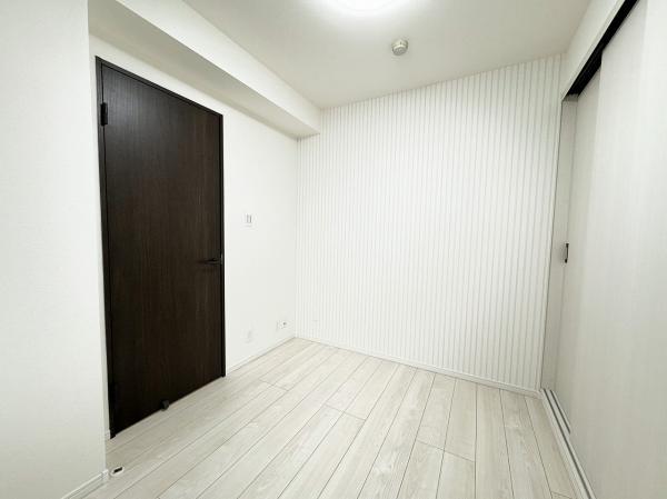 白を基調とした居室は清潔感があり、過ごしやすいです。 【内外観】リビング以外の居室