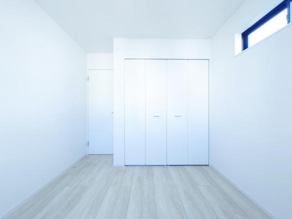 白で統一された清潔感あふれる爽やかなお部屋です。 【内外観】リビング以外の居室