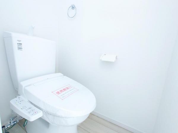 毎日使うトイレには快適な温水洗浄便座付。 【内外観】トイレ