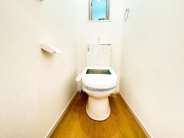 ウォシュレット機能のついたトイレが１階２階に完備！ 【内外観】トイレ