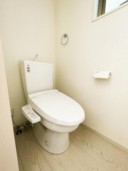 ウォシュレット機能のついたトイレが１階２階に完備！ 【内外観】トイレ