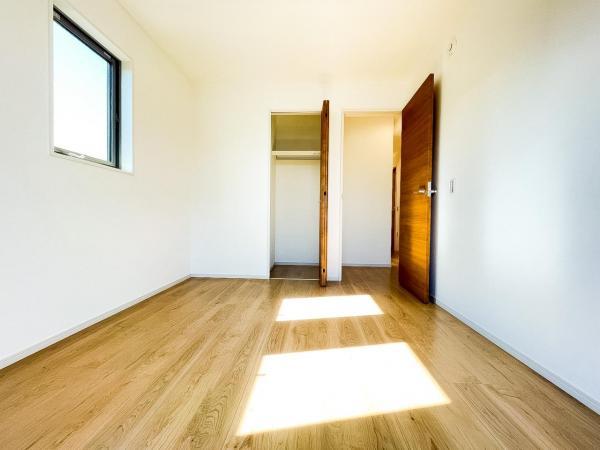 各室収納スペースでお部屋を広く利用できます。 【内外観】リビング以外の居室