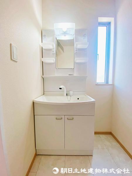 清潔感ある洗面室が、家族の日々のルーティンを快適にサポートします。 【内外観】現地外観写真