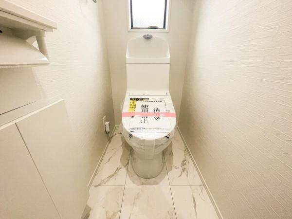 【トイレ】温水洗浄便座を使用することで肌を守れるのはメリットです。 【内外観】トイレ