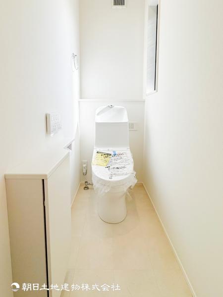 【トイレ】タンクレスの多機能搭載型の温水洗浄付きトイレを設置しています。また、手洗いを設け高級感のある広々した空間です 【内外観】トイレ