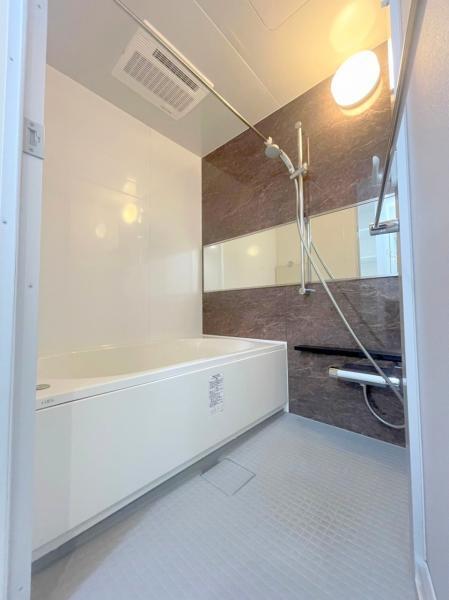 雨の日や花粉、PM2.5などで外に干せない時に便利な浴室乾燥機付きです。 【内外観】浴室