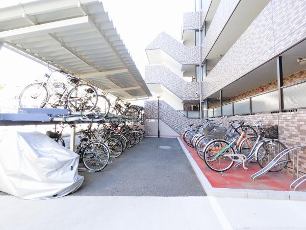 広々スペースの駐輪場はご家族の自転車を置くことができます。 【内外観】その他共用部
