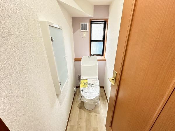 トイレは洗浄機能を標準完備、清潔な空間が印象的です。 【内外観】トイレ