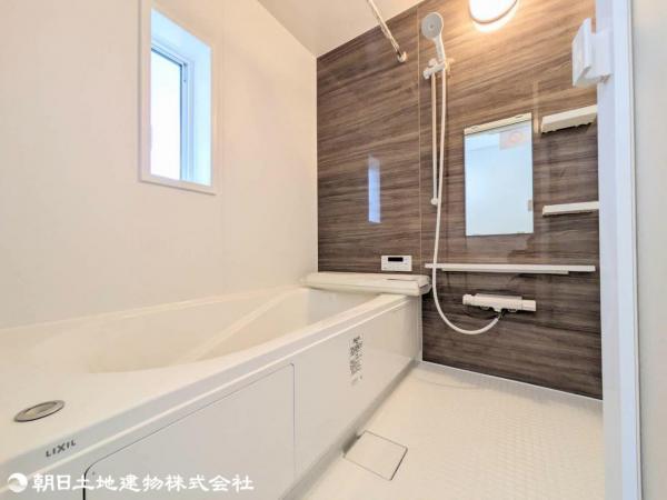 落ち着いた色合いの壁面、ゆっくり、ゆったり寛げるバスルーム。 【内外観】浴室