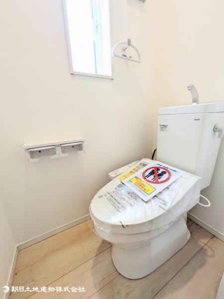シンプルなデザインは、すっきり清潔でストレスのない作りです。 【内外観】トイレ