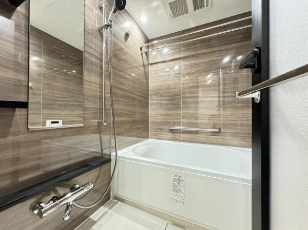 清潔感のある浴室は、ゆったり寛ぎ、癒しの空間。湯船につかり日々の疲れを癒します。 【内外観】浴室